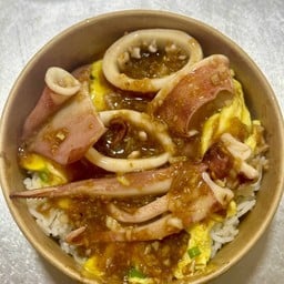 ข้าวหมึกกระเทียมราดไข่ข้น
