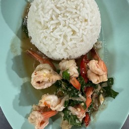 กะเพรากุ้งชิ้นราดข้าว
