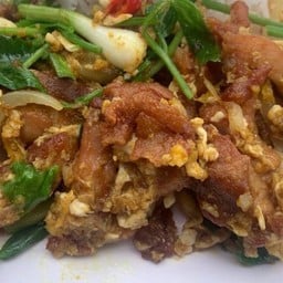 ผัดผงกะหรี่ไก่ทอดเป็นกับ