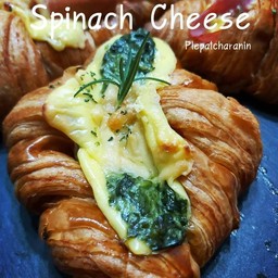 ครัวซองฝรั่งเศสผักโขมอบชีส