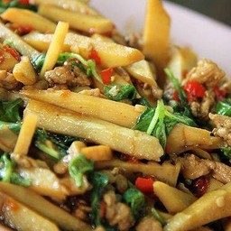 ผัดกระเพราหน่อไม้หมุสับ