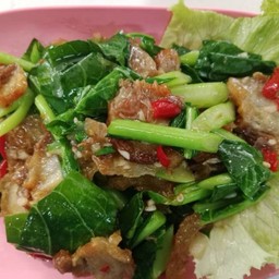 คะน้าหมูกรอบ