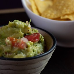 โฮมเมดชิปส์ 90ก กับ กัวคาโมเล่ 90ก