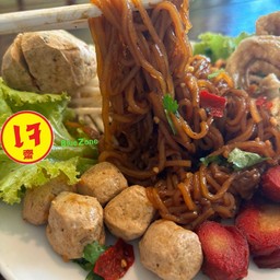 ก๋วยเตี๋ยวแห้ง คลุกชุดเล็กพิเศษลูกชิ้นยักษ์