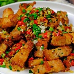 หมูกรอบคั่วพริกเกลือ (กับข้าว)