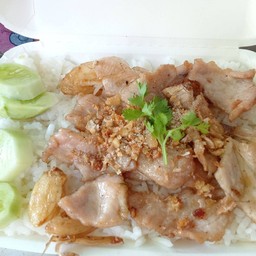 หมูชิ้นทอดกะเทียมราดข้าว