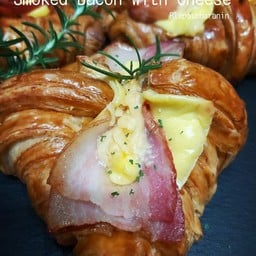 ครัวซองฝรั่งเศสไส้เบค่อนรมควันอบชีส