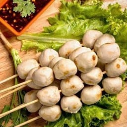 ลูกชิ้นปิ้ง&กุ้งอบวุ้นเส้น by ชาตันหยง