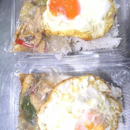 กระเพราไก่ไข่ดาว