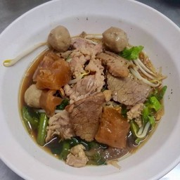 ก๋วยเตี๋ยวลูกชิ้นสดเปื่อยเอ็น