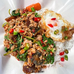 ข้าวกะเพราเยี่ยวม้าหมูสับ