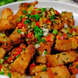 หมูกรอบผัดพริกเกลือ