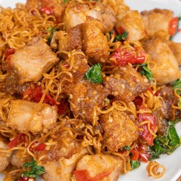 มาม่าผัดกระเพราหมูกรอบ+ไข่ดาว