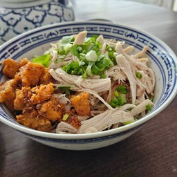 เส้นหมี่คลุกไก่ฉีกน้ำพริกบ๊ะอิ่วโผ๊ะ (น้ำพริกหมูกระจก)