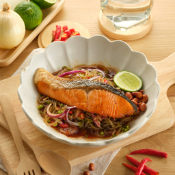 ยำขนมจีนเส้นบุกแซลมอนย่างเกลือ  Low Carb Thai Noodle Salad With Grilled Salmon