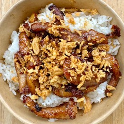 ข้าวราดหมูแดดผัดซอสกระเทียมกรอบ