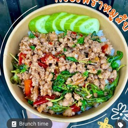 กระเพาหมูสับราดข้าว