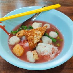 เส้นใหญ่เย็นตาโฟ.