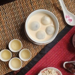 บัวลอยนมสด (ไส้งาดำ)