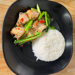 คะน้าหมูกรอบ ราดข้าว