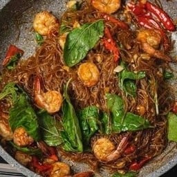 กระเพรากุ้งวุ้นเส้น (ไม่มีข้าว) กุ้ง 4 ตัว