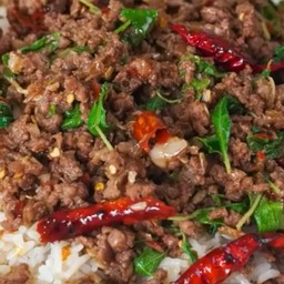 กะเพราเนื้อสับพริกแห้ง