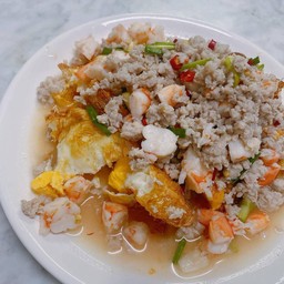 ยำไข่ดาวกุ้งสับ และหมูสับ