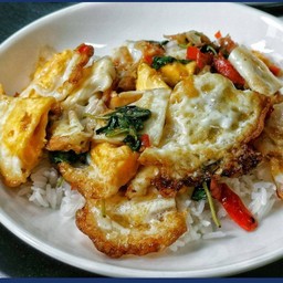 ข้าวกะเพราไข่ดาว