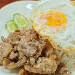 ข้าวกระเทียม +ไข่ดาว +น้ำซุปแสนอร่อย