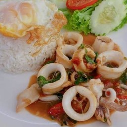 ข้าวผัดกระเพราปลาหมึก