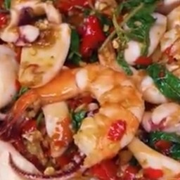 กะเพราทะเลพริกแห้ง