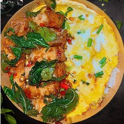 ข้าวกระเพราหมูกรอบไข่ข้น Kapoa Crispy pork with Creamy Omelette on rice