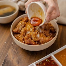 [อร่อยซ่ากับโค้ก] ข้าวด้งหมูทอดงา +  โค้ก ออริจินัล (กระป๋อง) + โค้ก ไม่มีน้ำตาล (กระป๋อง)