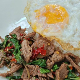 ข้าวกะเพราเนื้อชิ้นโคขุน +ไข่ดาว