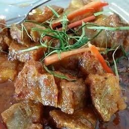 ฉู่ฉี่หมูกรอบราดข้าว