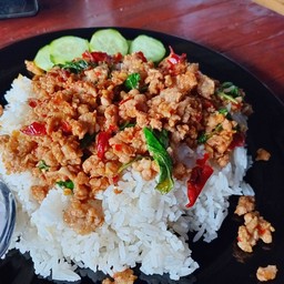 กระเพราหมูสับราดข้าว