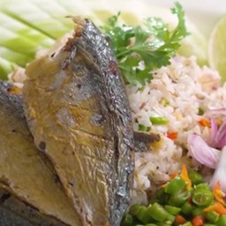 ข้าวขยำปลาทู  + ไข่ต้ม