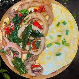 ข้าวกะเพราปลาหมึกไข่ข้น Squid Kapoa with Creamy omelette on rice