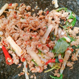 ผัดกระเพราหมูสับหน่อไม้ดองเป็นกับข้าว