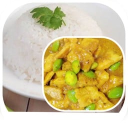 ผัดเครื่องแกงหมูสะตอ ราดข้าว