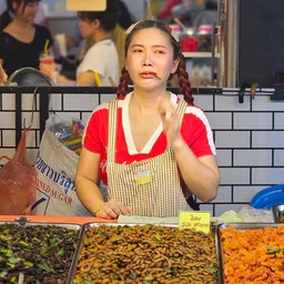 จิ้งหรีดขาวปะทะไหมไท