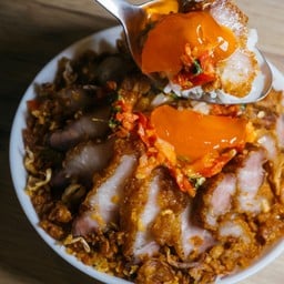 [อร่อยซ่ากับโค้ก] ข้าวด้งหมูทอดน้ำปลา Signature +  โค้ก ออริจินัล (กระป๋อง) + โค้ก ไม่มีน้ำตาล (กระป๋อง)