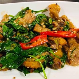 หมูกรอบผัดกระเพรา