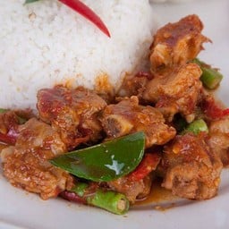 ผัดพริกแกงราดข้าว