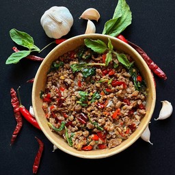 กะเพราหมูสับราดข้าว