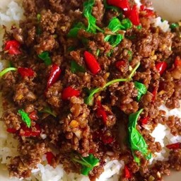 กะเพาเนื้อสับราดข้าว