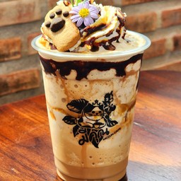 แมวสามสีติดกาแฟ