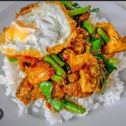 ข้าวพริกแกงหมูกรอบ