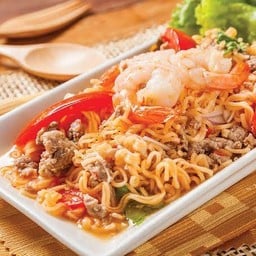 ยำมาม่ากุ้งใส่หมูสับ