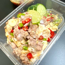 ข้าวไข่ยู่ยี่หมูสับ + พริกน้ำปลามะนาวสด